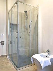 福利尼奥Minisuite Zefiro-Intero appartamento ad uso esclusivo by Appartamenti Petrucci的水槽旁的玻璃门淋浴