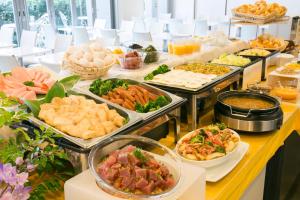 湖西市纳凡浜名湖酒店的包含多种不同食物的自助餐