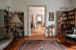 TurlavaMaras Manor的客厅配有书架,书架上装满了书籍