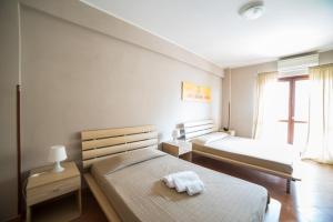 菲乌米奇诺朱莉公寓式酒店的一间卧室设有两张床和窗户。