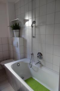 罗埃特根Ferienhaus Quick's Cottage的带浴缸和淋浴的浴室