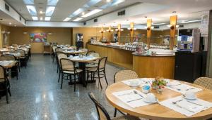 里约热内卢科帕卡巴纳马尔酒店的一间带桌椅的餐厅和一间酒吧