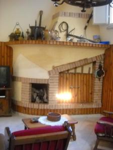 SeclìLa casa a SECLI'的客厅设有砖砌壁炉和桌子