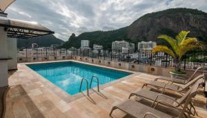 里约热内卢科帕卡巴纳马尔酒店的建筑物屋顶上的游泳池