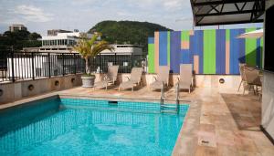 里约热内卢科帕卡巴纳马尔酒店的建筑物屋顶上的游泳池