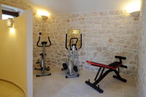 马丁纳弗兰卡Il Borgo Delle Querce Villa Fichi Piscina privata的健身房,室内设有健身器材