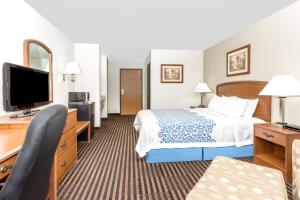 悉尼Days Inn by Wyndham Sidney NE的配有一张床和一台平面电视的酒店客房