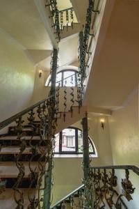 雅尔塔大道精品酒店的螺旋楼梯,位于一栋带窗户的建筑内