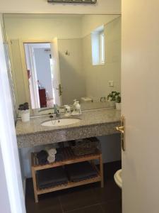 普拉亚布兰卡Villa Benita II的一间带水槽和镜子的浴室