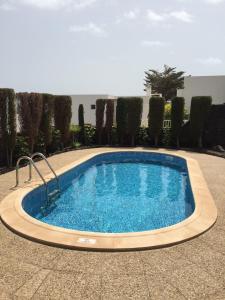 普拉亚布兰卡Villa Benita II的瓷砖庭院里的一个大型游泳池