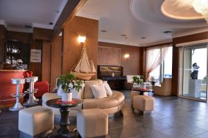 路特奇克里斯蒂娜马里斯酒店的客厅配有沙发、椅子和桌子