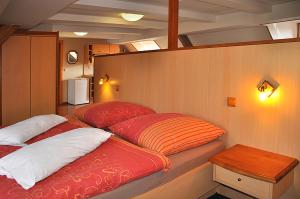 Stará Oleška罗萨尔卡公寓的船上一间卧室配有两张床