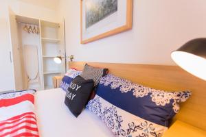 阿克拉阿克拉豪华公寓的一间卧室配有一张带蓝色和白色枕头的床