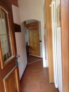 佛加里达Villa Gaia的走廊设有木门,铺有瓷砖地板