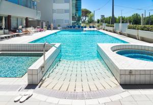 里米尼Hotel Ascot & Spa的大楼内的大型游泳池