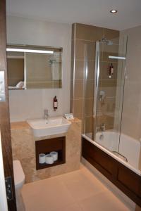 奥马红色小屋的一间带水槽、淋浴和卫生间的浴室