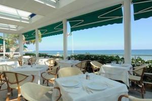 阿拉西奥布席雷乌酒店的一间设有白色桌椅的海洋餐厅