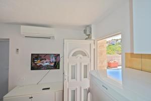 苏佩塔尔Villa CasaBlanca的厨房设有白色门和水槽