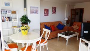 德尼亚Carlton Playa的客厅配有沙发和桌子