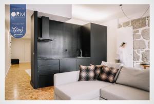 波尔图ORM - Ribeira Apartments的带沙发的客厅和厨房