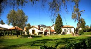 San Francisco Tesistán马格达莱纳庄园酒店的绿树成荫的草坪上的房子