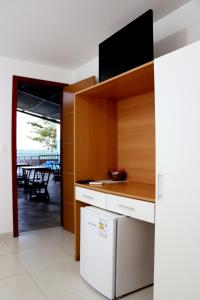 Santa CruzPousada Solar das Conchas的厨房配有白色冰箱和桌子