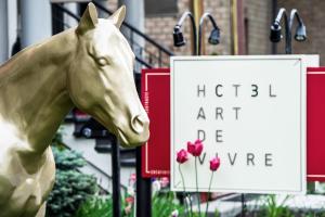 魁北克市C3生活艺术酒店的标志前的马雕像