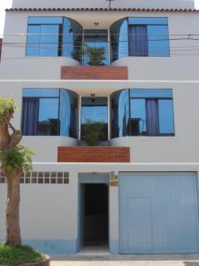 利马Septima Maravilla的白色的建筑,设有蓝色的门窗