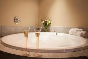 北帕默斯顿康沃尔汽车旅馆的浴室内两个浴缸上的香槟杯
