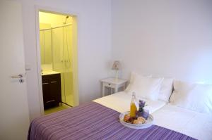 PerafitaPorto Smart Apartments- airport的一间卧室,配有一张床,上面放着一碗食物