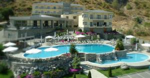 卡斯托里亚利蒙温泉度假酒店的享有带游泳池的度假村的空中景致