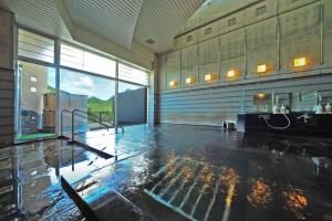高崎榛名湖温泉日式旅馆的大楼内带水池的大房间