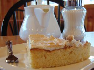 库拉考廷Cafe & Hostal Acurruka的盘子上的一块蛋糕,带有勺子