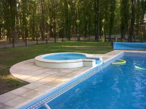 马拉圭Terrazas En El Bosque Cabañas的公园里一个游泳池,有两个飞盘