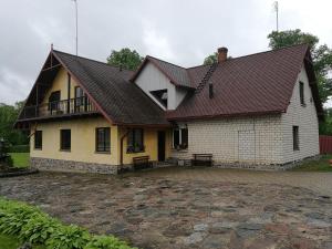 VecbebriBebru pirts的一座大型白色房屋,设有红色屋顶