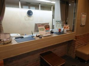 弘前市超山弘前酒店的接待台,位于带镜子的等候室