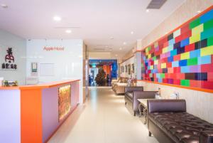 台东苹果商务旅店的一间多彩的加点墙的等候室