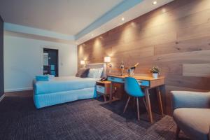 悉尼沙利山皇冠酒店宾馆的酒店客房配有一张床、一张书桌、一张床和一张书桌。