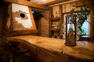 扎布利亚克Cabarkapa Guesthouse的木酒吧,上面有一瓶