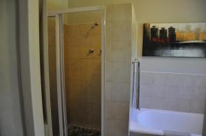 塞吉菲尔德Sedgefield Island Villa的带淋浴和浴缸的浴室