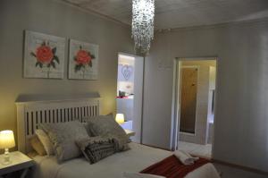 塞吉菲尔德Sedgefield Island Villa的一间卧室配有一张床和一个吊灯