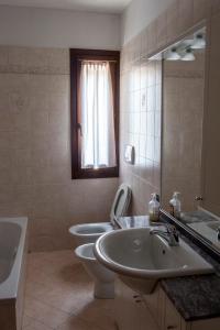 多尔切阿夸Le Ortensie的浴室设有2个水槽、卫生间和镜子。
