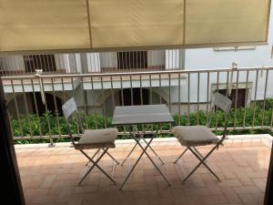 卡斯特拉巴特滨海Casa Villaggio的阳台配有一张桌子和两把椅子