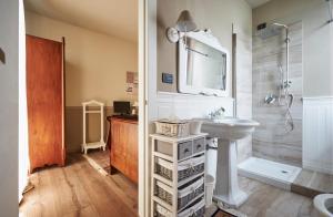 罗扎诺Ronchettino B&B Rozzano的白色的浴室设有水槽和镜子