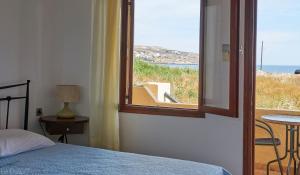 锡蒂亚蒂米特拉公寓酒店的一间卧室设有海景窗户