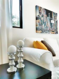 雅典维沃公寓的客厅配有白色的沙发和桌子
