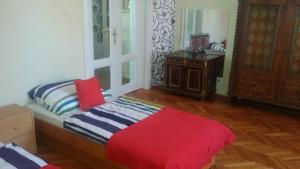 考波什堡Horváth Apartmanház的一间卧室设有一张床、一个窗口和一张桌子