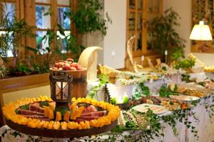 卡拉诺玛丽亚美丽生命酒店的桌上的自助餐,包括水果和蔬菜