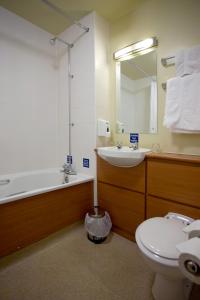 巴恩斯利费尔威新乡村旅馆的一间带水槽、浴缸和卫生间的浴室