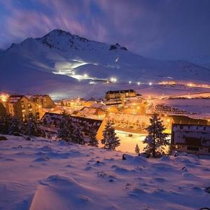 拉斯莱尼亚斯Rodas - Las Leñas的夜晚雪中的一个小镇,与山